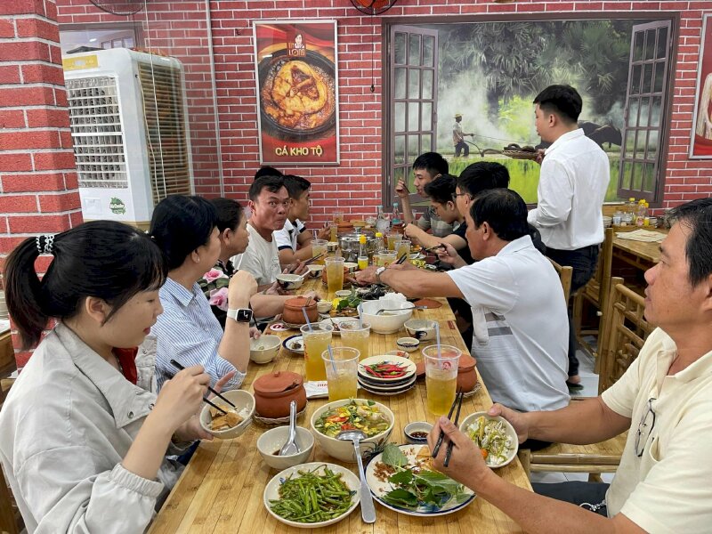 Người Sài Gòn thích ăn cơm nấu niêu đất tại quán Út Long Ngon Như Cơm Nhà Mẹ Nấu