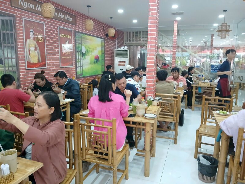 Full bàn tại Cơm Niêu Út Long