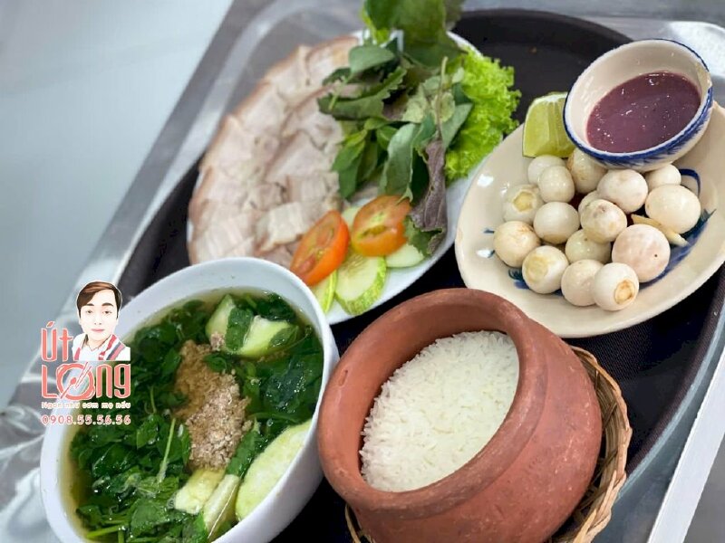 Thịt luộc cà pháo mắm tôm, canh cua mồng tơi thanh mát - Cơm Niêu Út Long